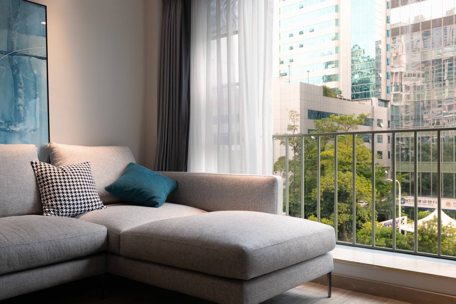 現(xiàn)代簡歐風格家裝設計室內裝修效果圖-客廳落地窗