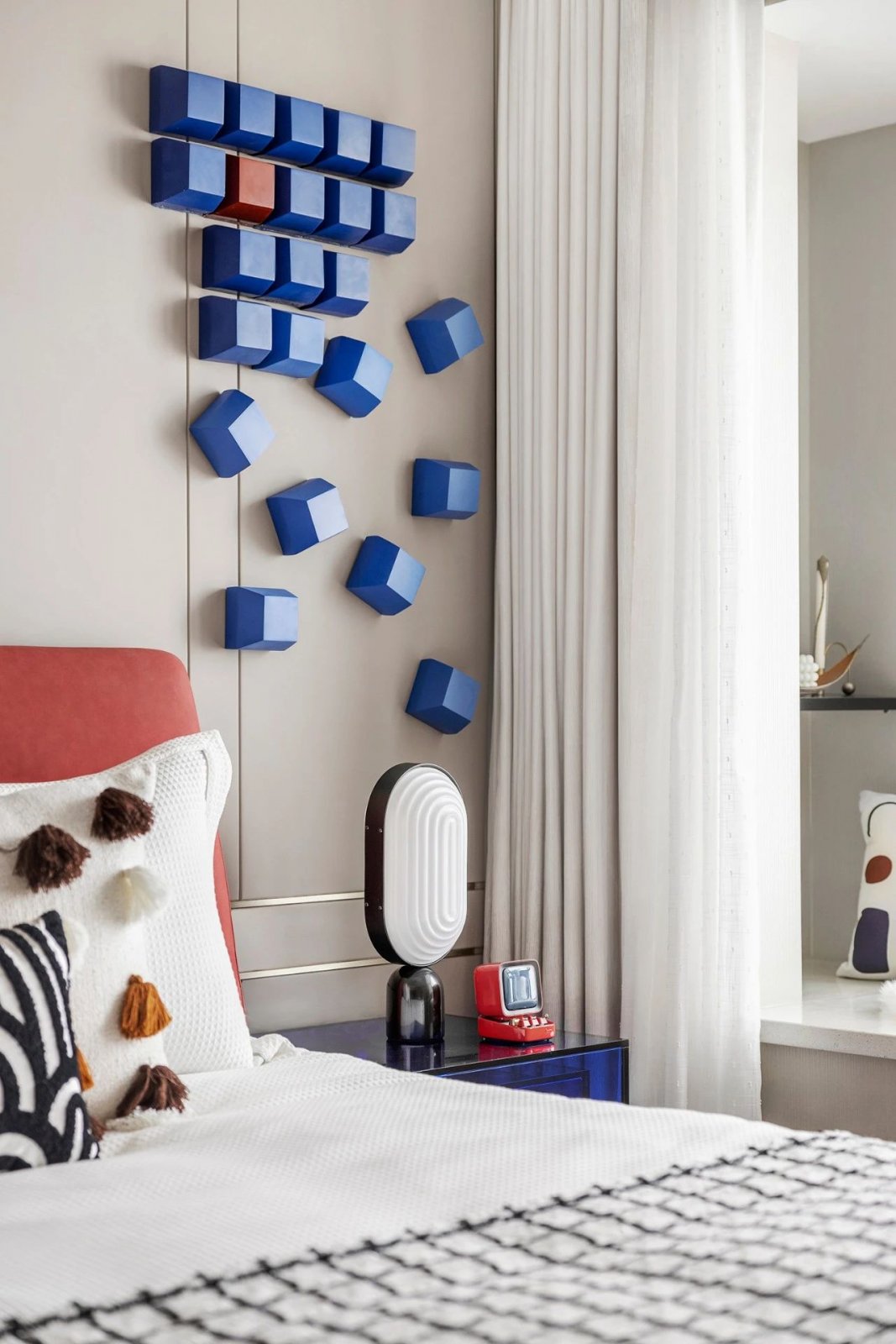 現代前衛(wèi)風格家裝設計室內裝修效果圖-主臥床頭柜