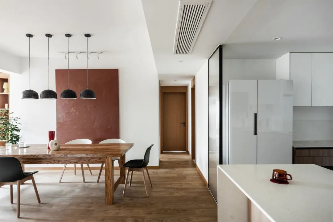 現(xiàn)代原木風格室內(nèi)設(shè)計家裝案例-餐廳 現(xiàn)代原木風格室內(nèi)設(shè)計家裝案例-餐廳