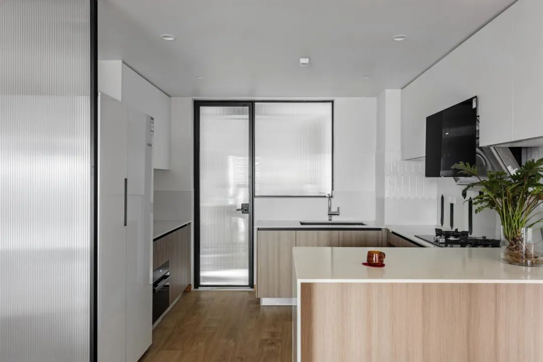 現(xiàn)代原木風格室內(nèi)設(shè)計家裝案例-廚房島臺 現(xiàn)代原木風格室內(nèi)設(shè)計家裝案例-廚房島臺