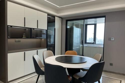 湖州市靈峰山莊現(xiàn)代簡約風(fēng)格二居室裝修案例